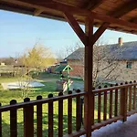Schoenes Mit Pool Balatonujlak
