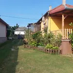 Schoenes Mit Pool Hébergement de vacances Balatonujlak