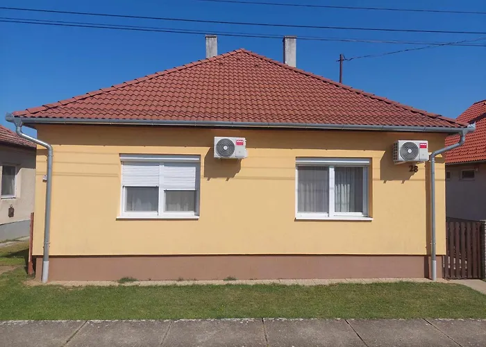 Schoenes Mit Pool Case de vacanță