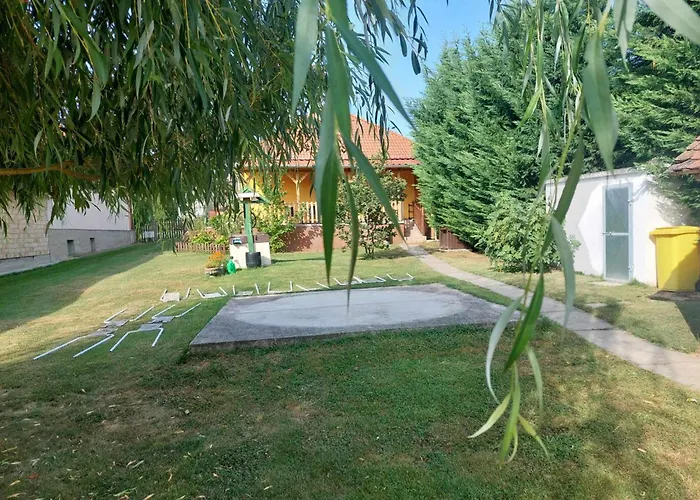 Case de vacanță Schoenes Mit Pool Balatonujlak